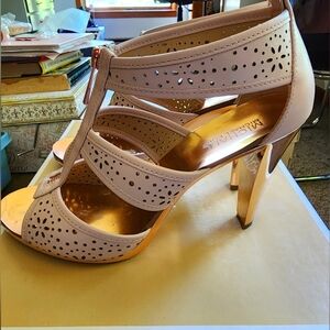 Berkley T Strap Soft Pink Sandals with rose gold heel. Size 8.5